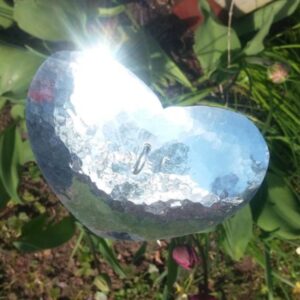 Aluminiumart garden ornament heart on a stick planished polished