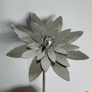 Aluminiumart aluminium garden ornament on stick lotus flower