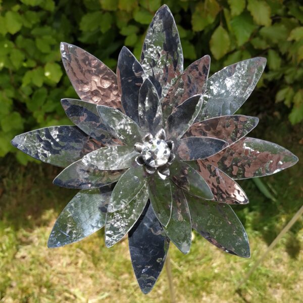 Aluminiumart aluminium garden ornament on stick lotus flower